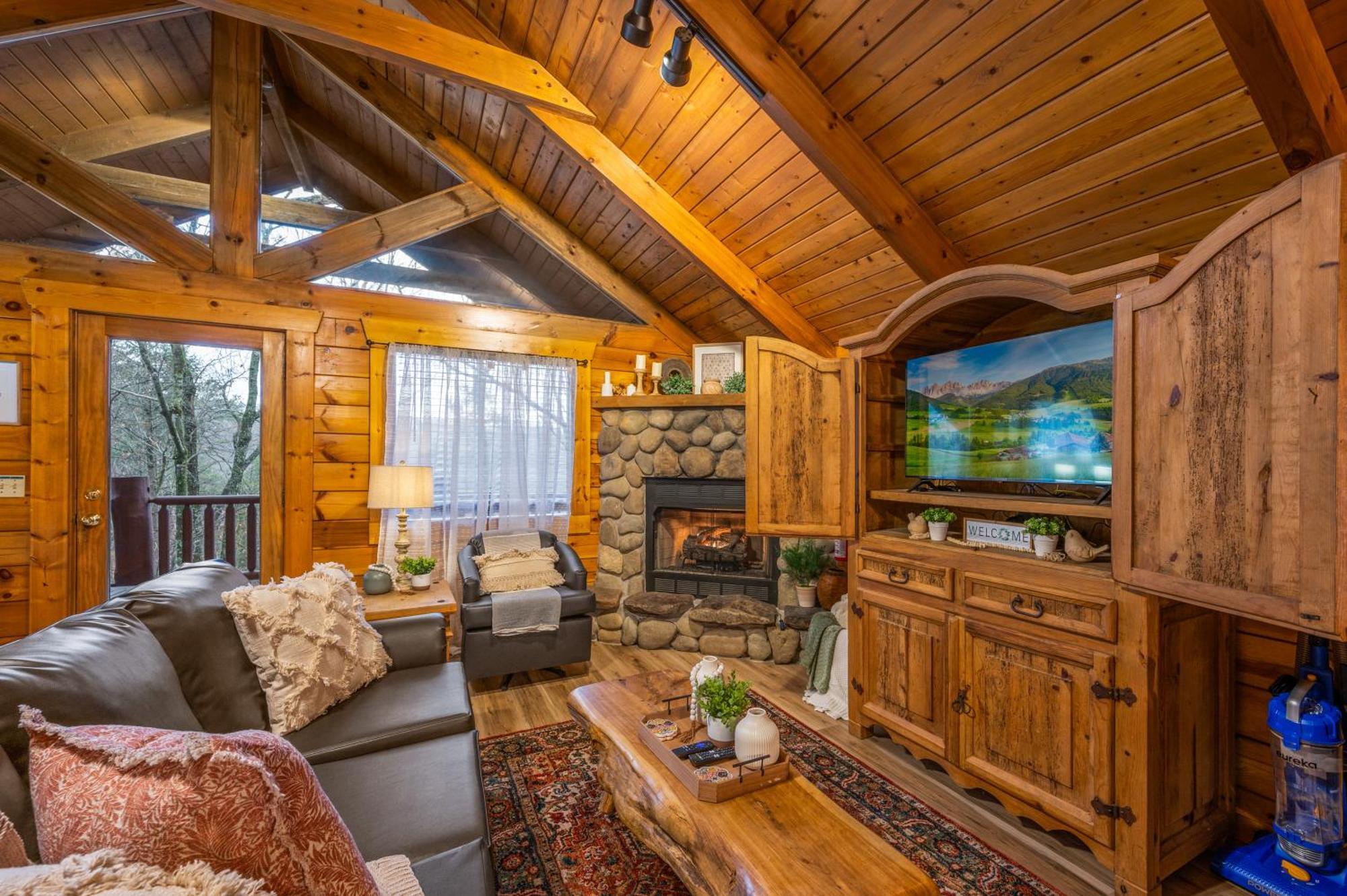 Log Cabin, Hot Tub, Fireplace, Pool Table & Views! Sevierville Exterior photo