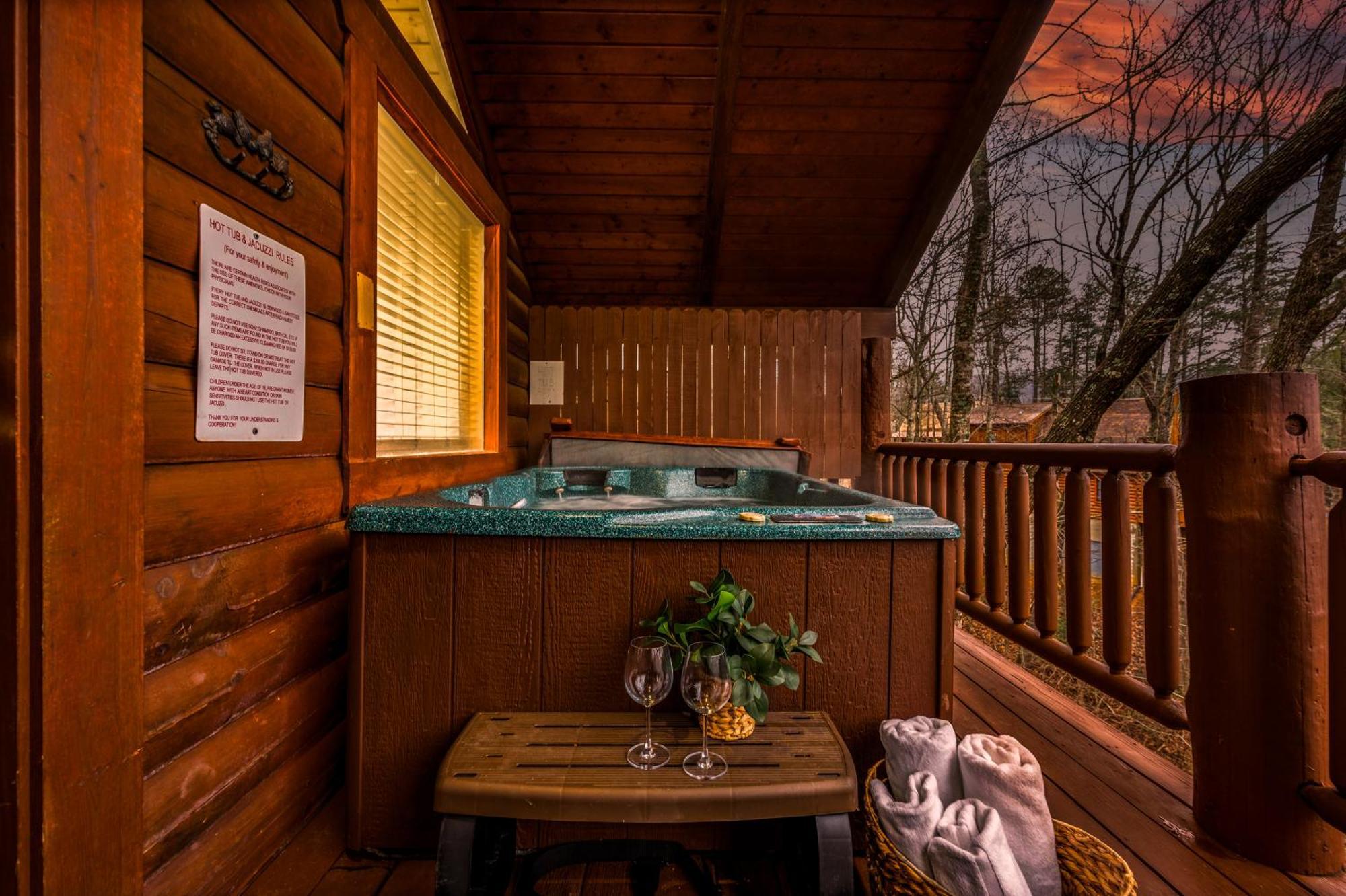 Log Cabin, Hot Tub, Fireplace, Pool Table & Views! Sevierville Exterior photo