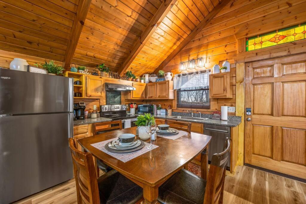 Log Cabin, Hot Tub, Fireplace, Pool Table & Views! Sevierville Exterior photo