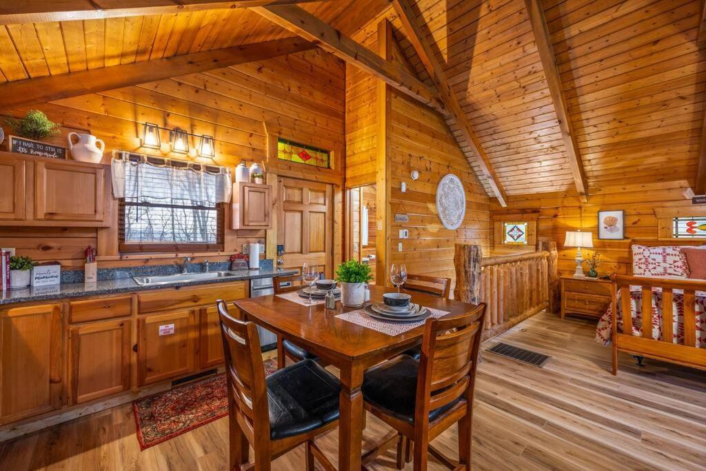 Log Cabin, Hot Tub, Fireplace, Pool Table & Views! Sevierville Exterior photo