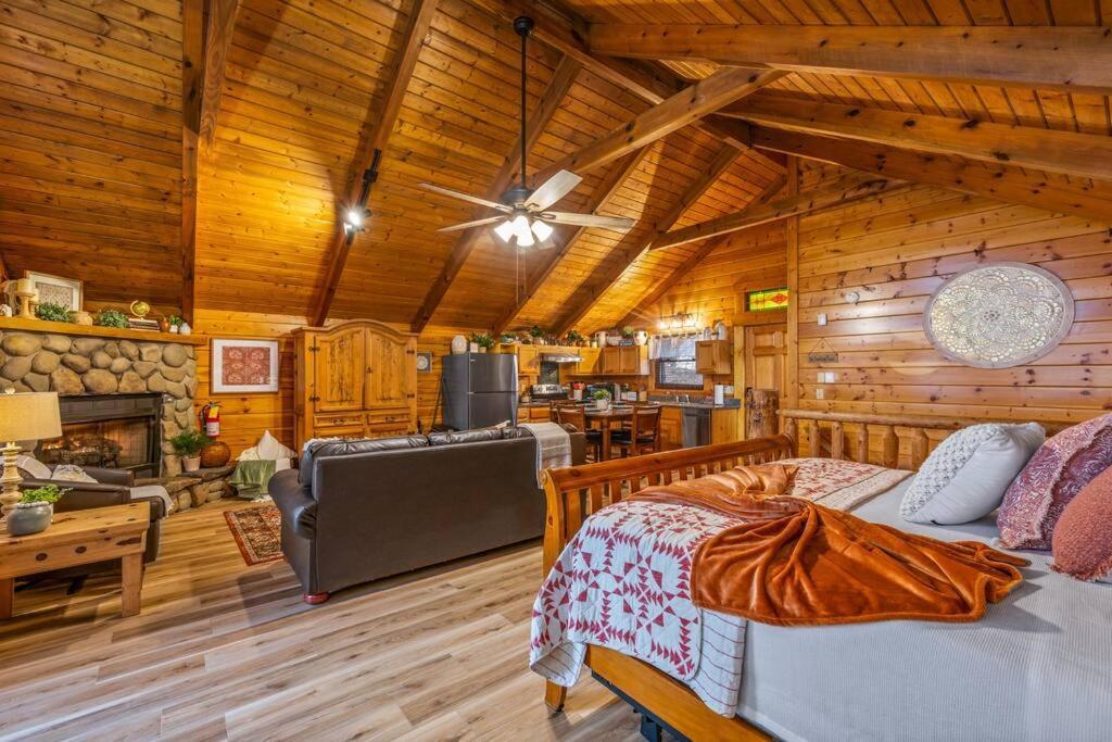 Log Cabin, Hot Tub, Fireplace, Pool Table & Views! Sevierville Exterior photo
